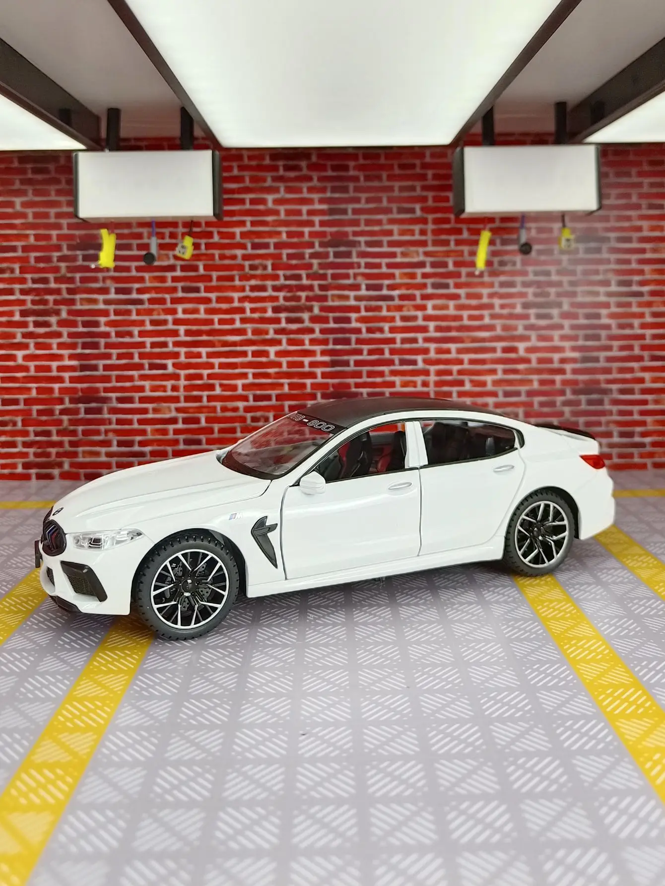 1:24 M8 legering automodel deuren en motorkap kofferbak kan akoestisch-optische pull-back speelgoedauto-cadeaus voor kinderen openen.