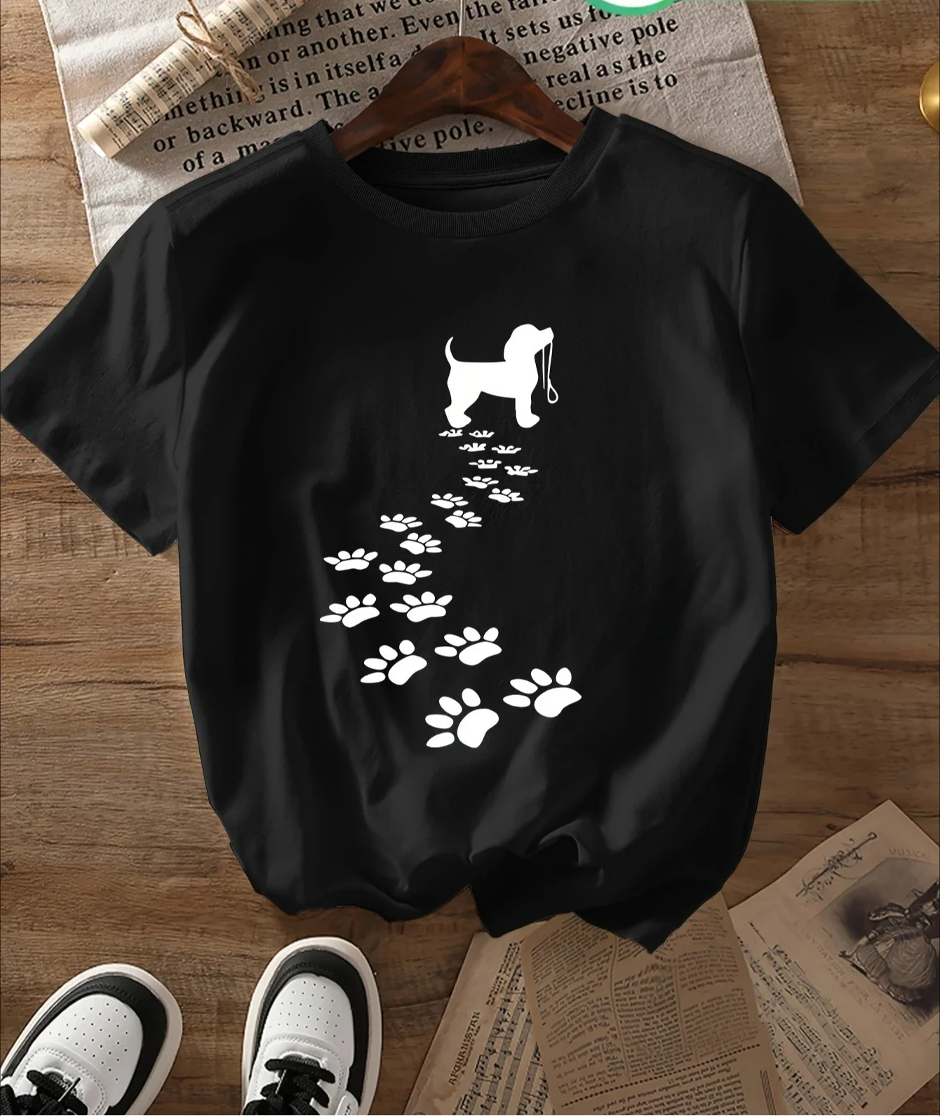 T-Shirt décontracté à manches courtes pour femmes jaune clair imprimé patte de chien col rond, graphique adapté aux vêtements