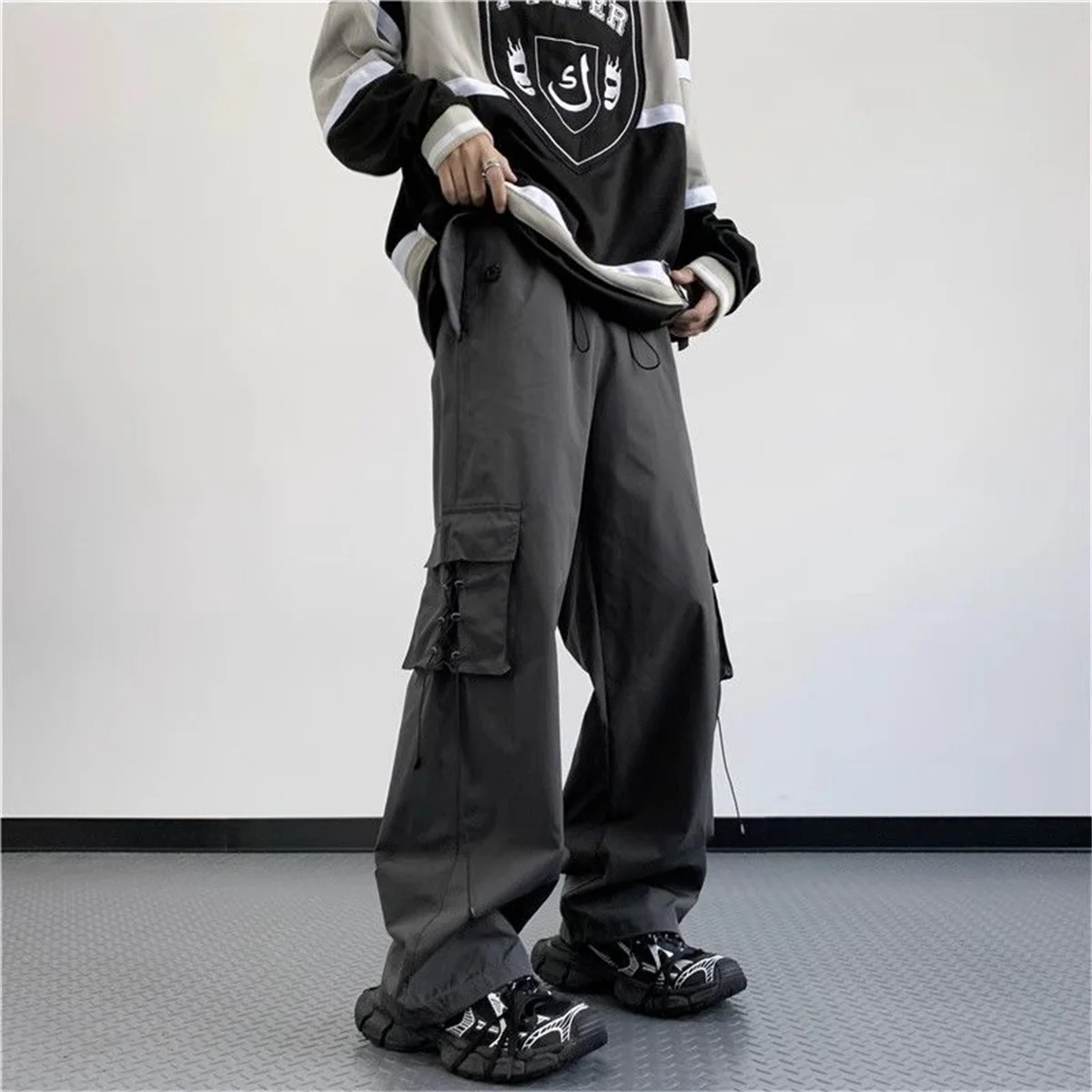 

Весенне-летние мужские новые тонкие однотонные рабочие брюки с большими карманами 2025 года, модные свободные и универсальные прямые повседневные брюки ﻿