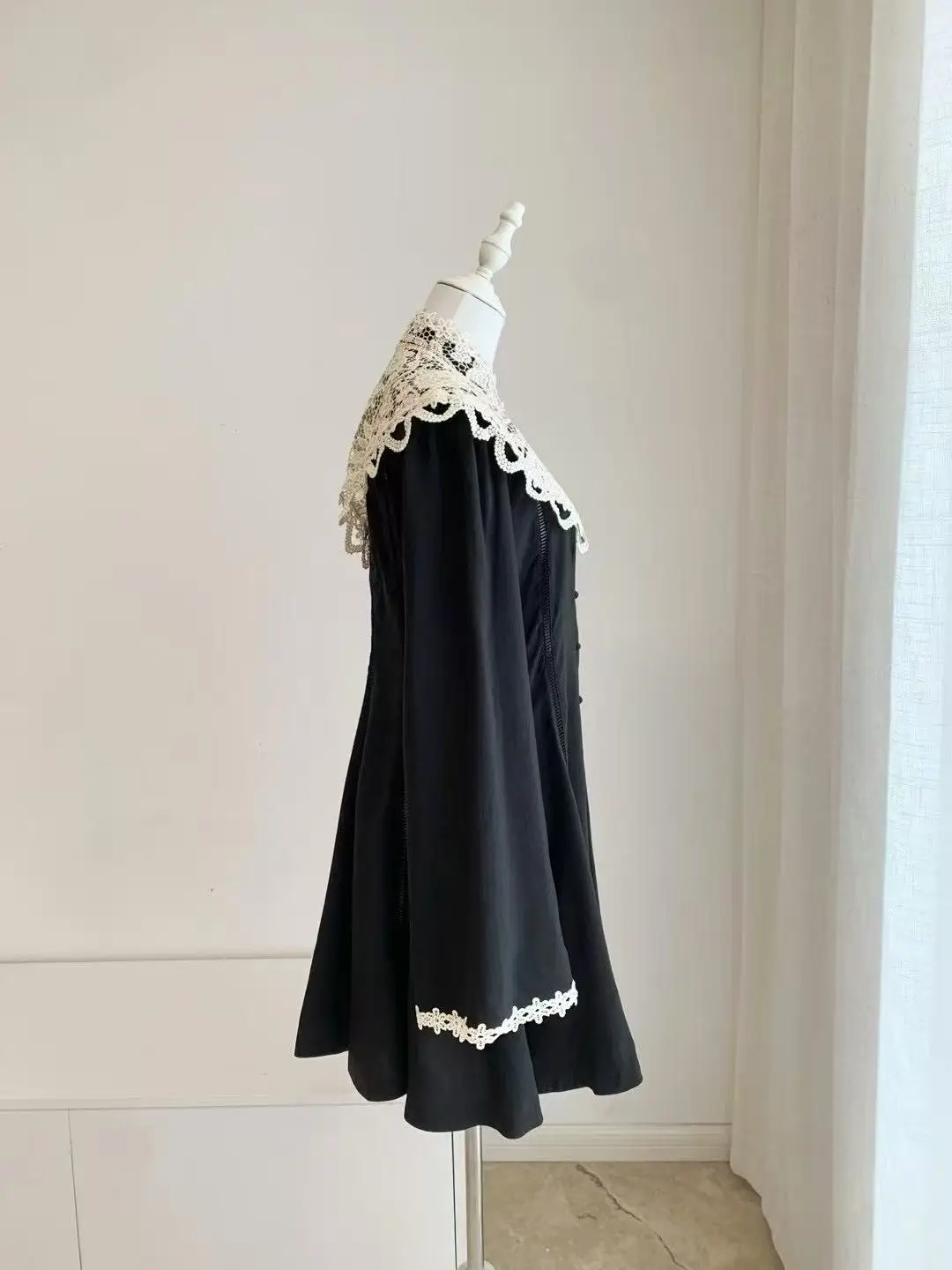 黒のリネンワンピース、白いレースの襟付き、長袖、ファッションミニドレス、秋の新作2025