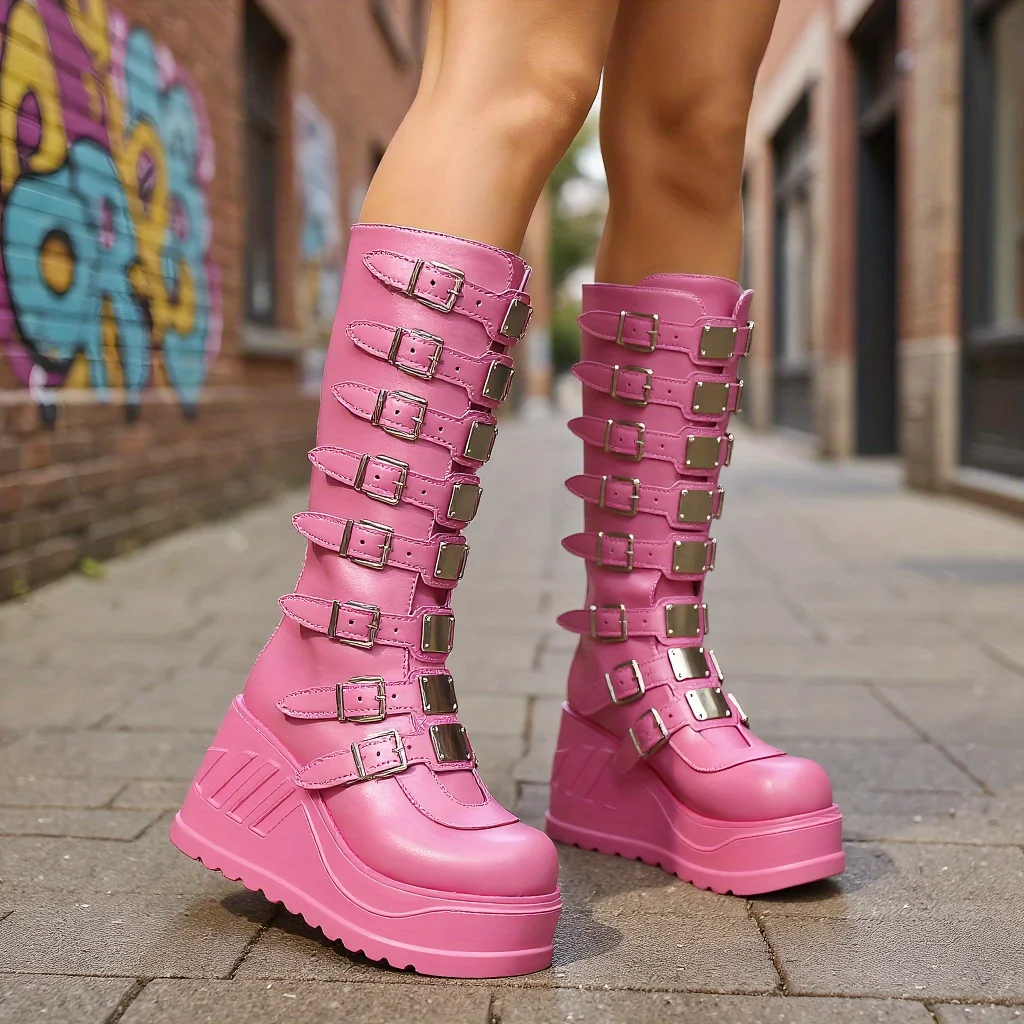 

Женские гот-панк ботинки на платформе с задней молнией и отделкой ремешками — подходят для концертов, тематических вечеринок и повседневной носки.