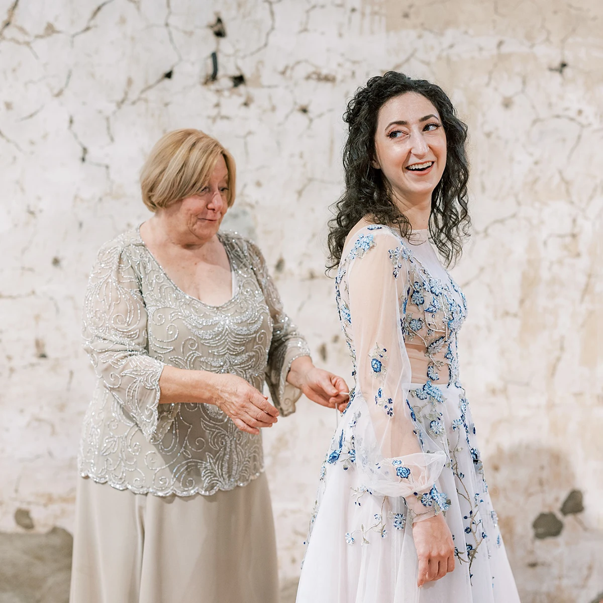 긴 퍼프 소매 블루 자수 비딩 웨딩 드레스 A라인 시스루 보디스 맞춤 제작 가든 튤 브라이덜 가운 트레인 포함