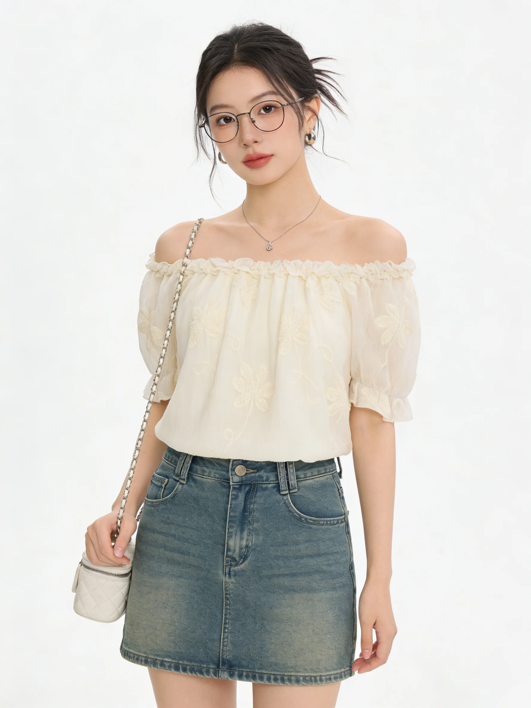 

Рубашка с объемной вышивкой на одно плечо, с рукавами-фонариками, кружевным воротником, коротким рукавом, в корейском стиле, свободного кроя, дышащая, приятная к телу.