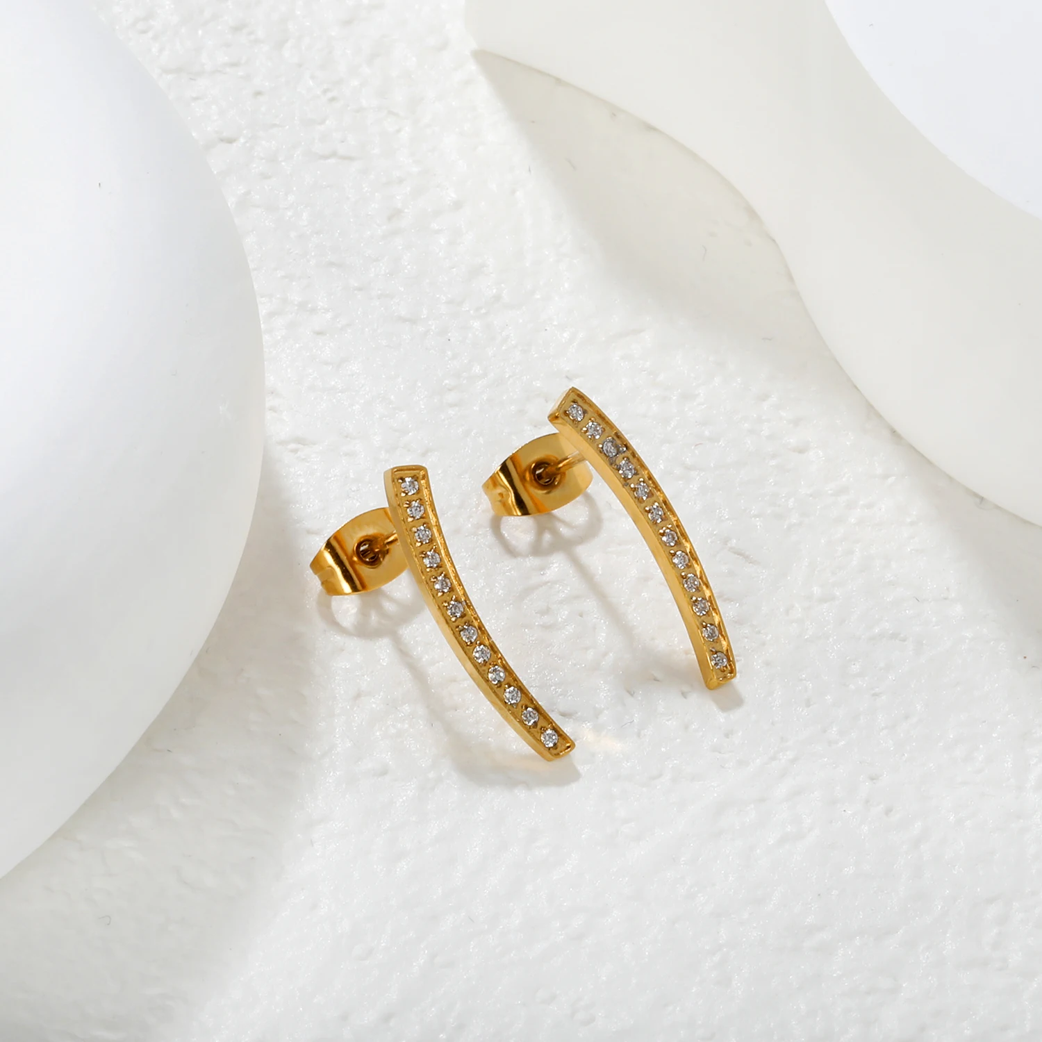 Schlichte und stilvolle, mit Diamanten besetzte Ohrringe mit langem Stab, vergoldeter Edelstahlschmuck, elegantes Accessoire für Frauen