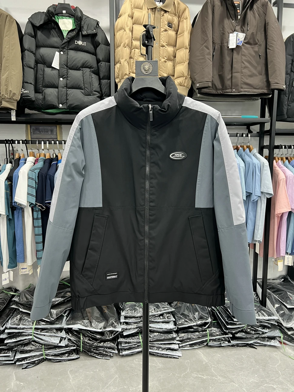 

Теплая повседневная куртка-пуховик с воротником-стойкой, в стиле пэчворк, с наплечниками, свободного кроя, из полиэфирного волокна, утепленная, для осени и зимы