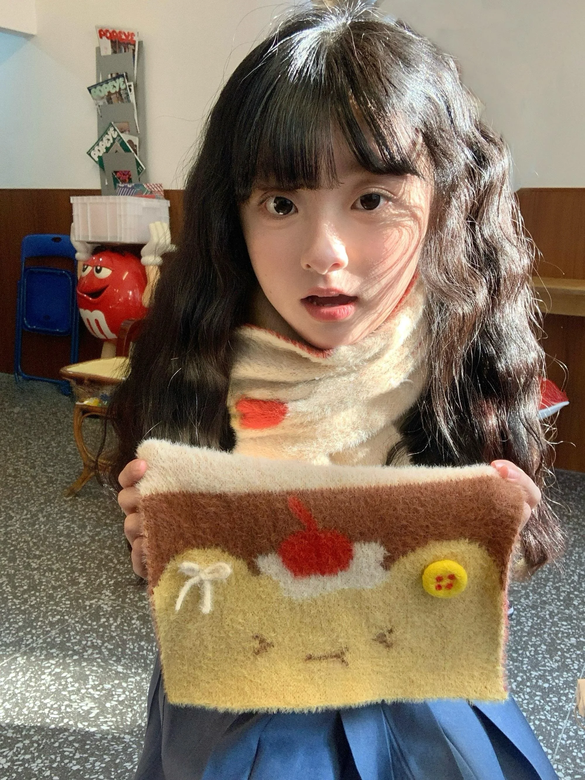 オリジナルデザイン厚手の赤い新年スカーフ、猫のようなふわふわのパッド柄、ユニセックス、秋冬春の季節限定、長方形のロングスカーフ