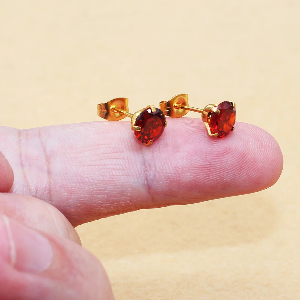 Goldfarbene, hypoallergene, minimalistische Ohrstecker aus Edelstahl, 7 mm, mit roten AAA-Zirkonia-Steinen, luxuriöser Schmuck für Damen, mit Nadel. – Detail 1