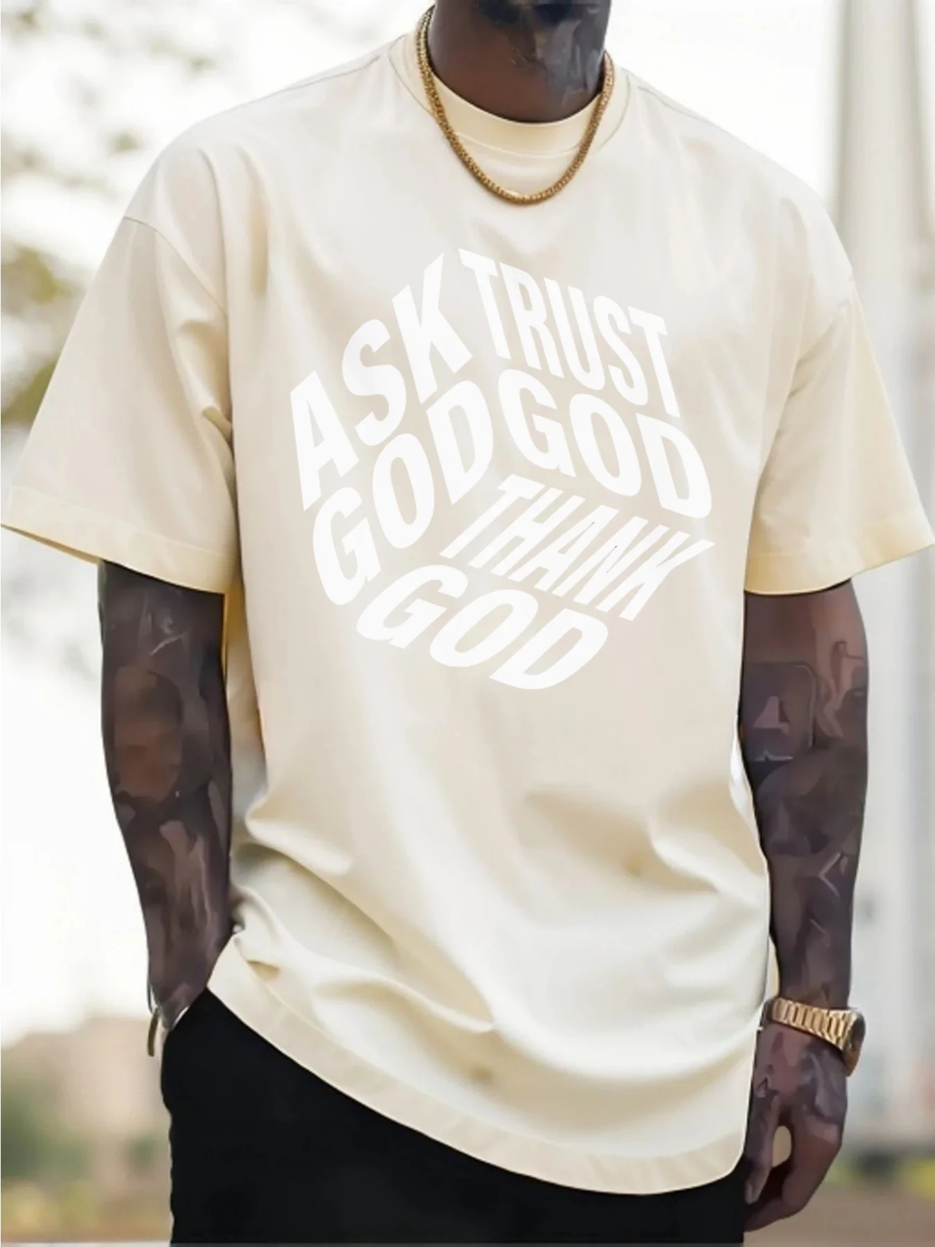 2025年メンズカジュアルピュアコットンTシャツ、大胆な「ASK GOD TRUST GOD THANK GOD」プリントデザイン、メンズアウトドアウェア