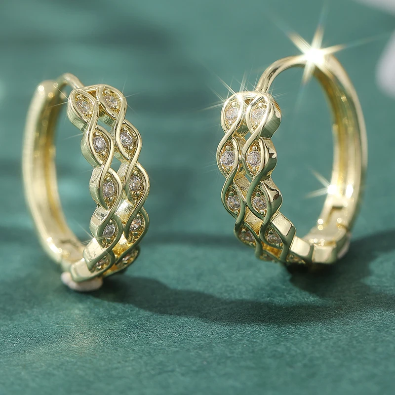 Exquisite goldfarbene weiße CZ-Creolen für Damen, handgeschnitzte geometrische Hohlohrringe aus Metall für Party und Alltag – Detail 2