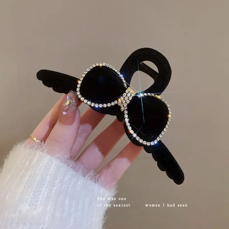 

Double Sided Velvet Bow Claw Clip Elegant Style Hair Claw for Women Large Barrettes for Thick Hair Sophisticated Updo Hair Clip