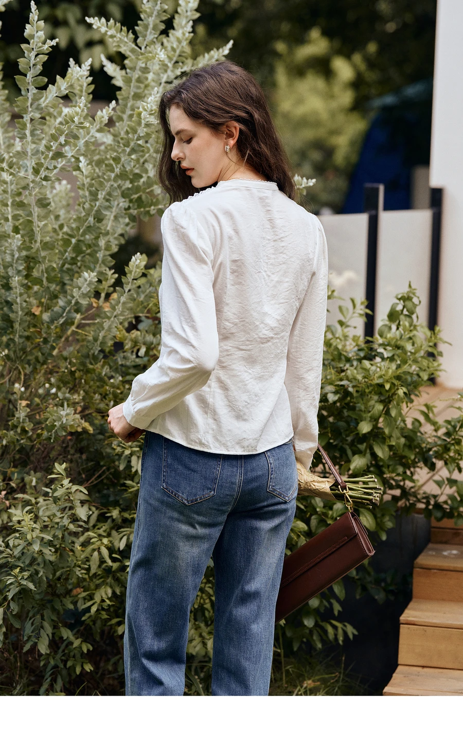 OLrain الفرنسية أنيقة طويلة الأكمام قميص أبيض الخريف 2025 جديد فضفاض شيك بلوزة مزاجه تخفيف الخامس الرقبة قميص M57QC000111