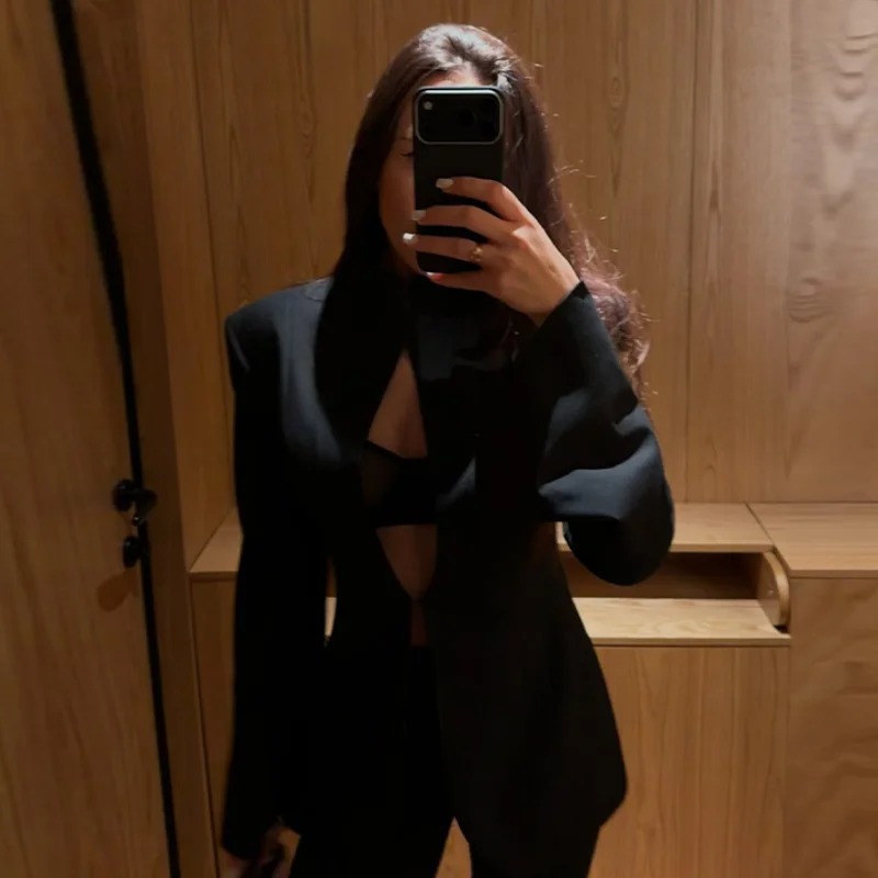 

Шикарный черный костюм: сексуальный пиджак с вырезами и длинными рукавами, воротником-стойкой, и повседневные свободные брюки с широкими штанинами. Комплект для офиса 2026.