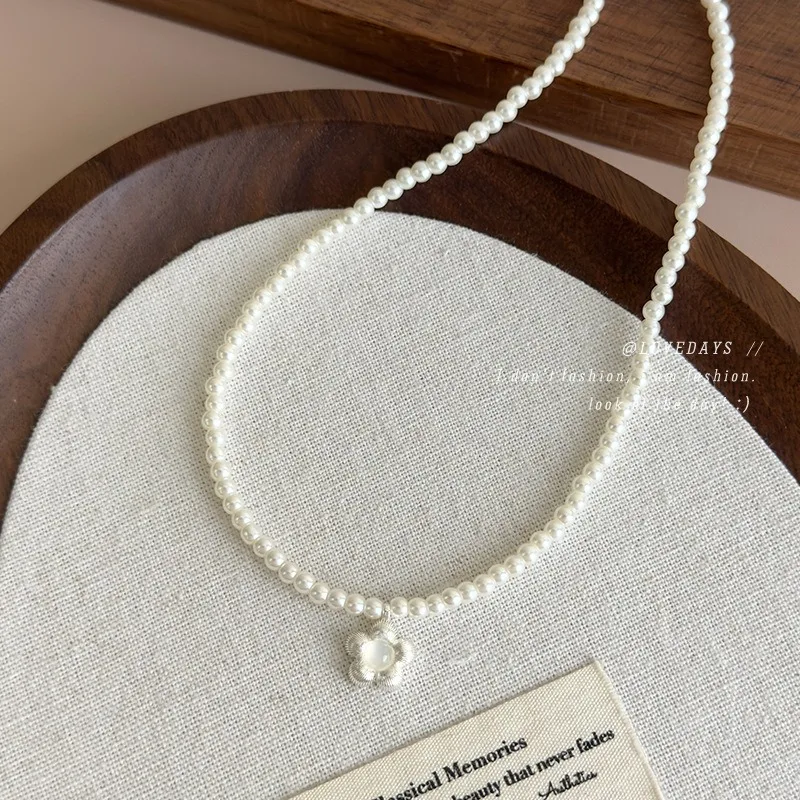 Brushed Mother of Pearl Flower Pearl Necklace for Women Premium Choker Design Daily Wear Non Slip Elegant Fashion Accessories