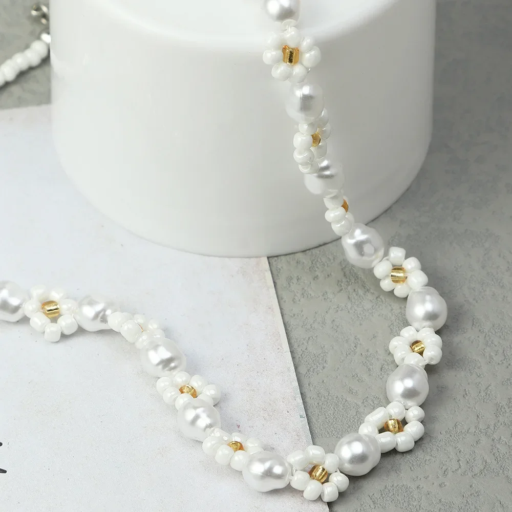 Y2K Style Daisy Flower Beaded Necklace for Women Bohemian Handmade Short Imitation Pearl Choker Necklace Female Jewelry