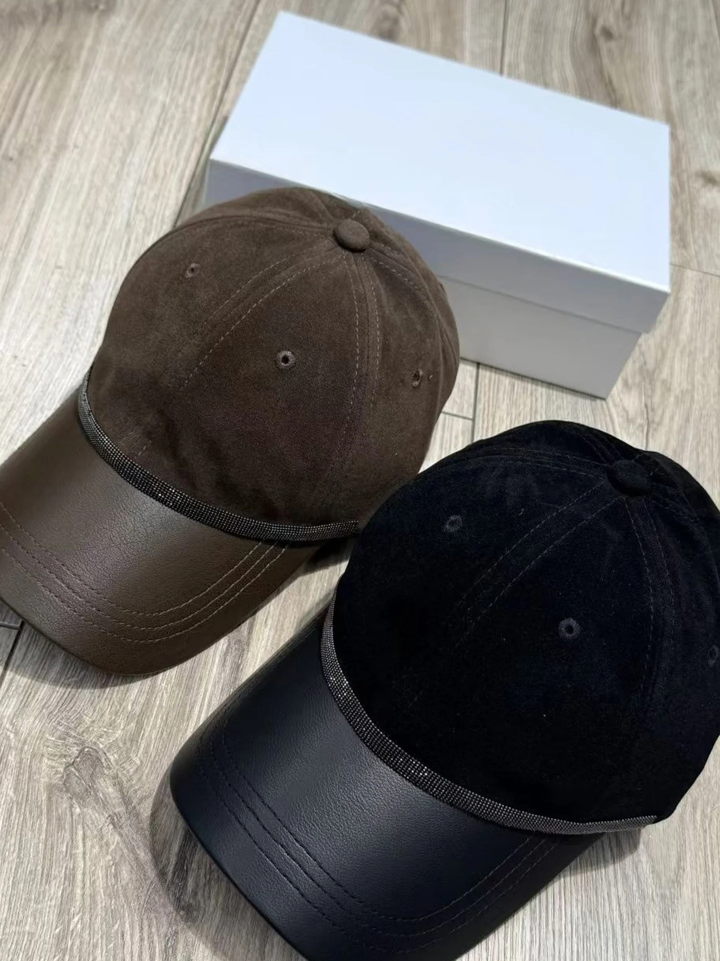 New Autumn/Winter High-Quality Fashionable Casual Chain Baseball Cap For Women, Two Colors, One Size Fits All.