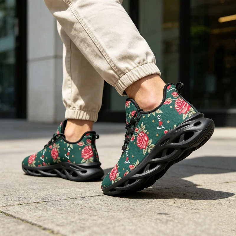 Zapatillas informales para hombre con estampado único de rosas y LOVE sobre fondo verde oscuro, diseño vintage de gran tamaño. Malla de tela
