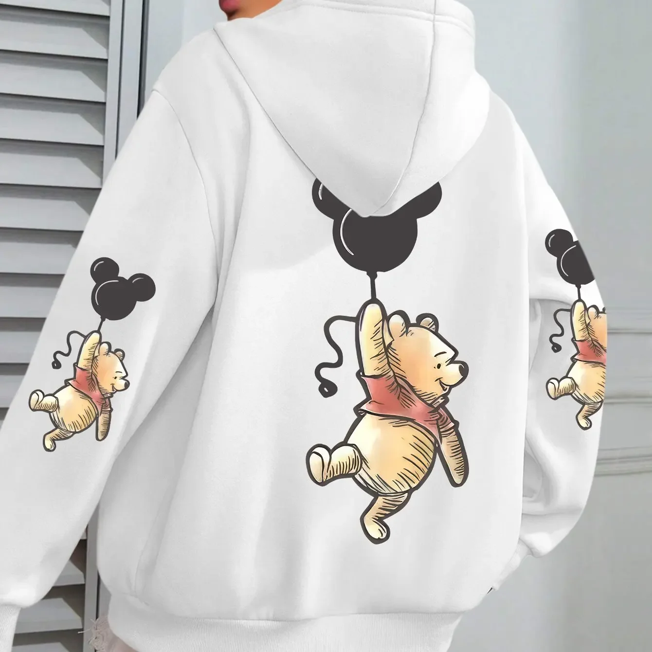 

Толстовка Disney с изображением медведя, держащего шарик.