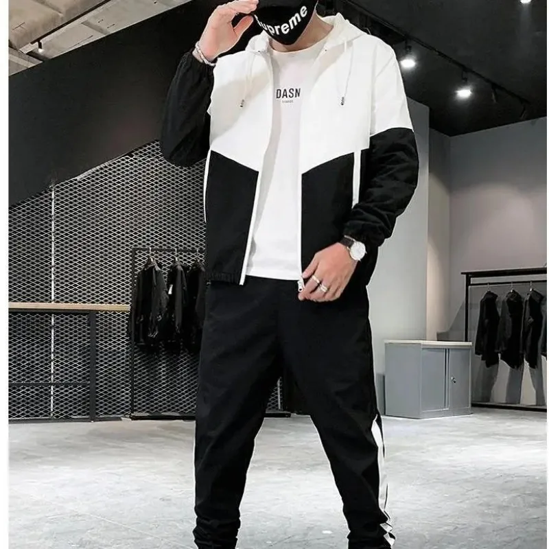 

Мужской спортивный костюм-двойка: куртка с капюшоном и брюки, бело-синий, с цветовыми блоками