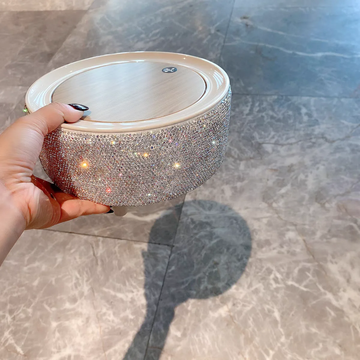 Luxury desktop Trash can Artificial diamond-encrusted pressed home dresser desk storage bucket with lid