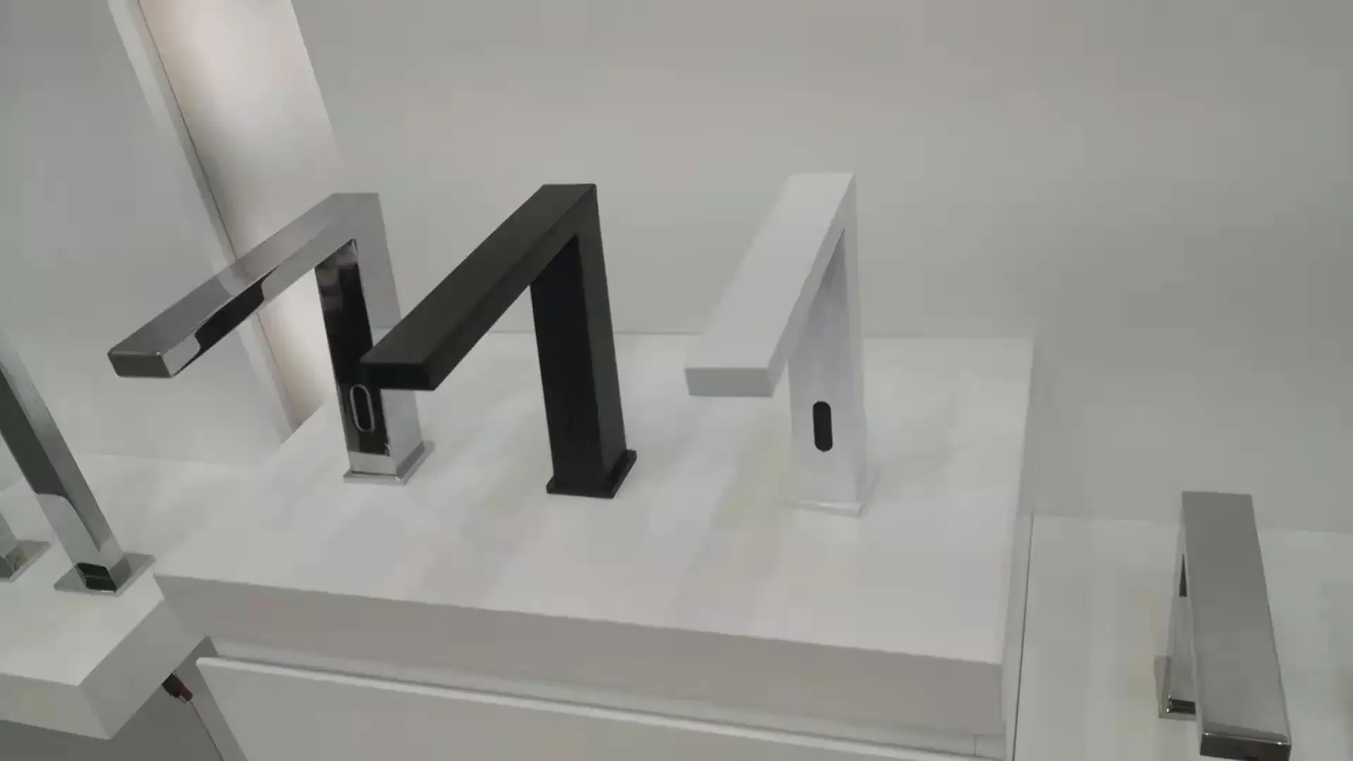 

59 # Латунный простой монтируемый на палубе черный автоматический сенсорный смеситель для ванной комнаты, бесконтактный инфракрасный смеситель, датчик горячей и холодной воды