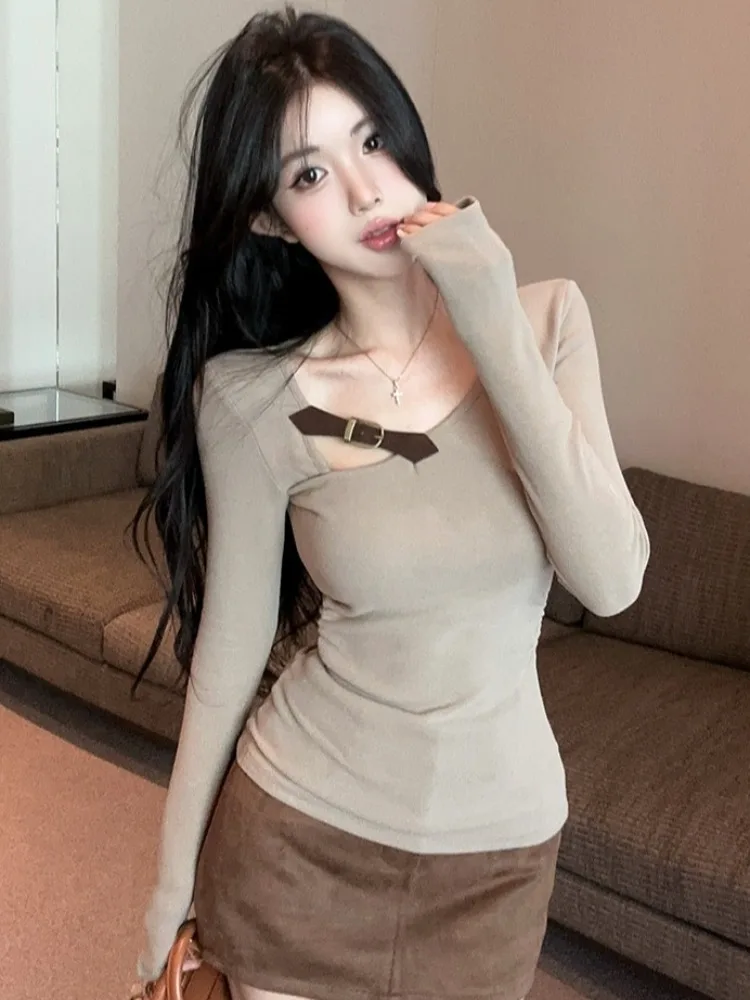 

Sexy Spicy Girl Belt Decorated Asymmetrical Long Sleeve T-Shirt Women's Winter New Style Retro Brown Slim Fit Vintage Top