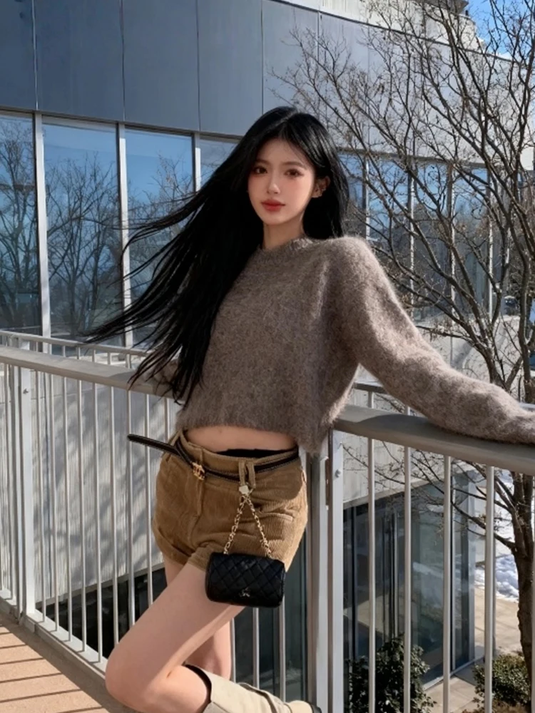 

Ретро-комплект из двух предметов: женский вязаный мягкий уютный костюм в корейском стиле (топ и брюки) – уникальный, непринужденный шик для ранней зимы.