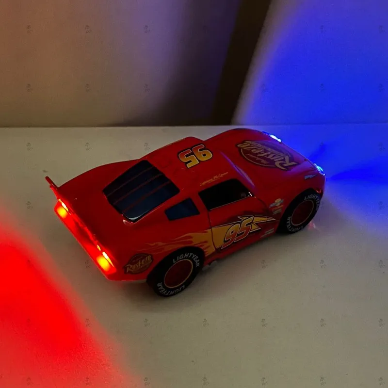 Disney Toy Story 3-Modellauto Lightning Mcqueen Metalldruckguss mit Lichtern, Trägheits-Rückziehrad, Spucken Sie Ihre Zunge aus, Autospielzeug