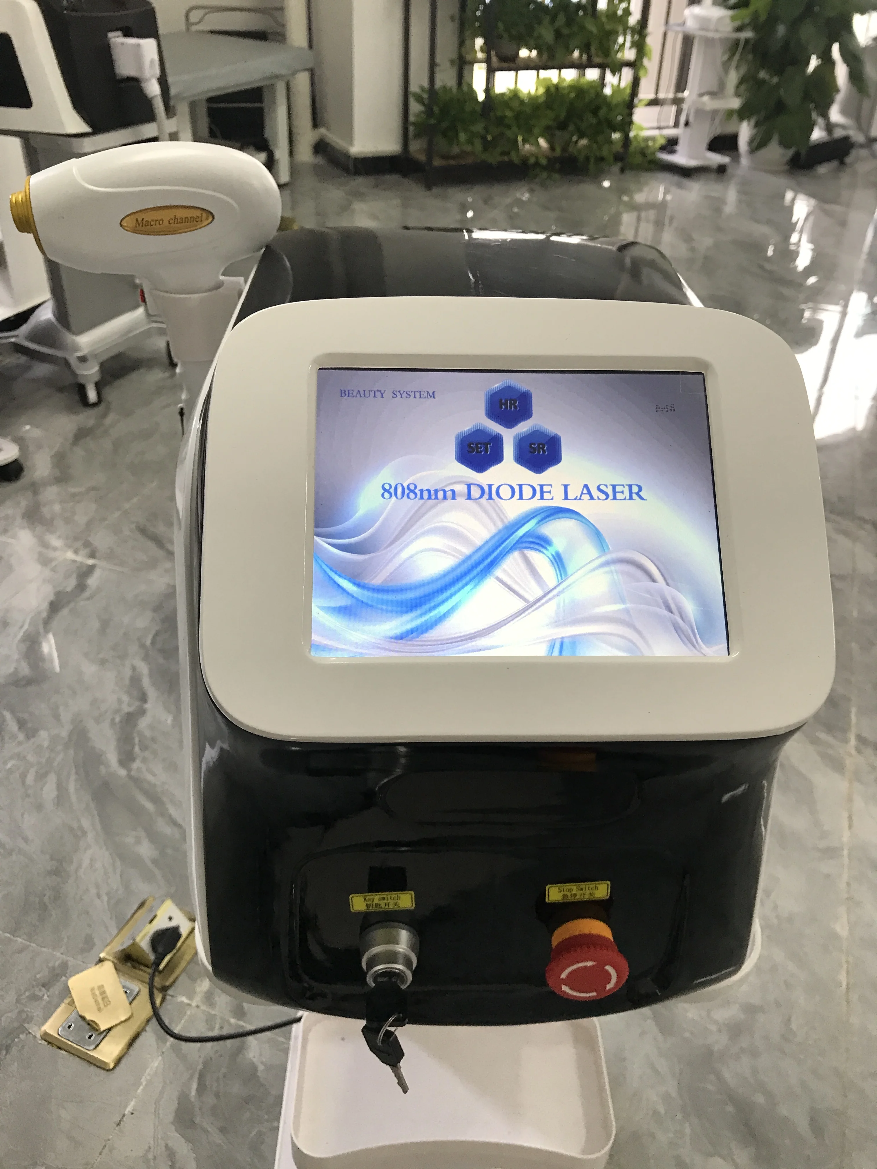 Wysoka moc bezbolesna profesjonalna dioda laserowa 808Nm maszyna do usuwania włosów 3 fale 755 1064nm z dopuszczenie Ce