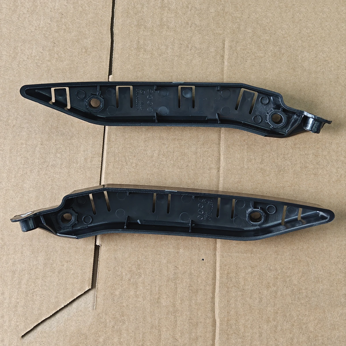 New OEM 1493770-00-B 1493771-00-B 1493770 1493771 LH and RH Bumper/fender Guide Mounting Bracket for Tesla Model Y 2020-2025