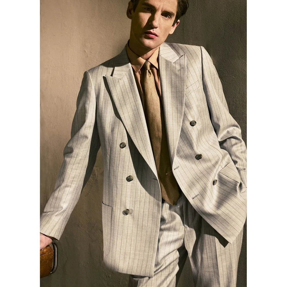 

Элегантный светло-серый белый мужской костюм в тонкую полоску с пиковыми лацканами, комплект из 2 предметов, куртка и брюки, двубортный свободный крой, повседневная офисная вечеринка