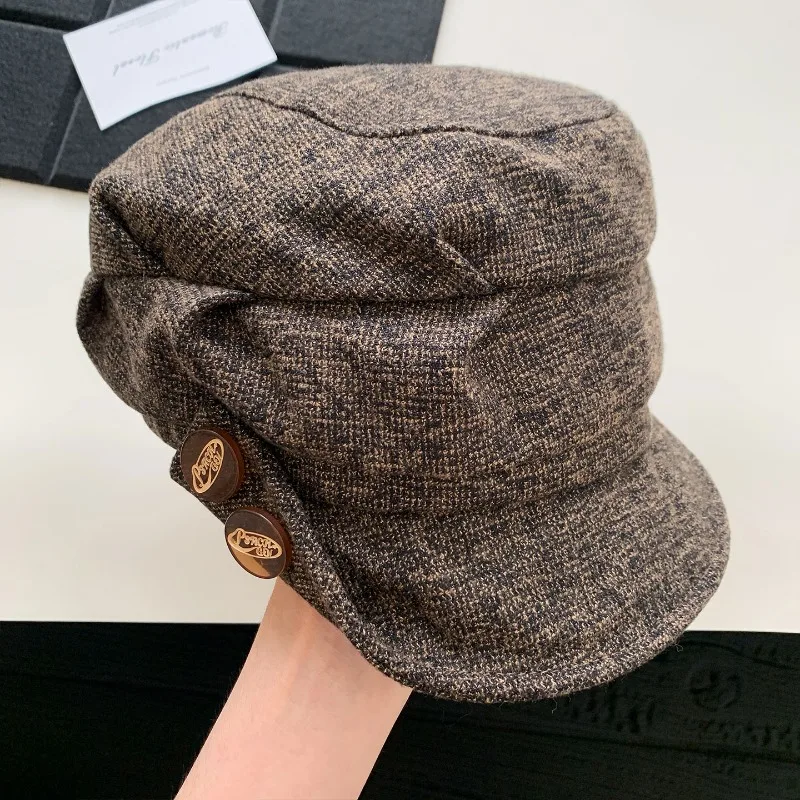 Japanische Retro-Reithut mit doppelten Knöpfen und plissiertem Klappendesign für Herbst und Winter, britische warme Newsboy-Mütze für Damen und Herren – Detail 3