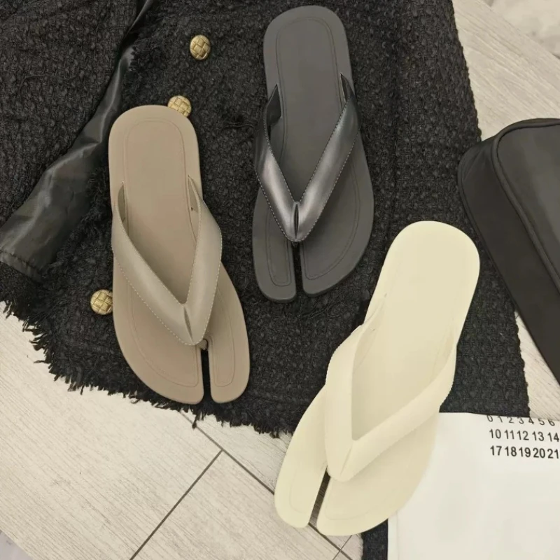 

2026 Designer Style New Couple Flip-flops Pig's Trotters Split-toe Casual Flat-bottomed Beach Pinch Slippers Women's Outer Wear