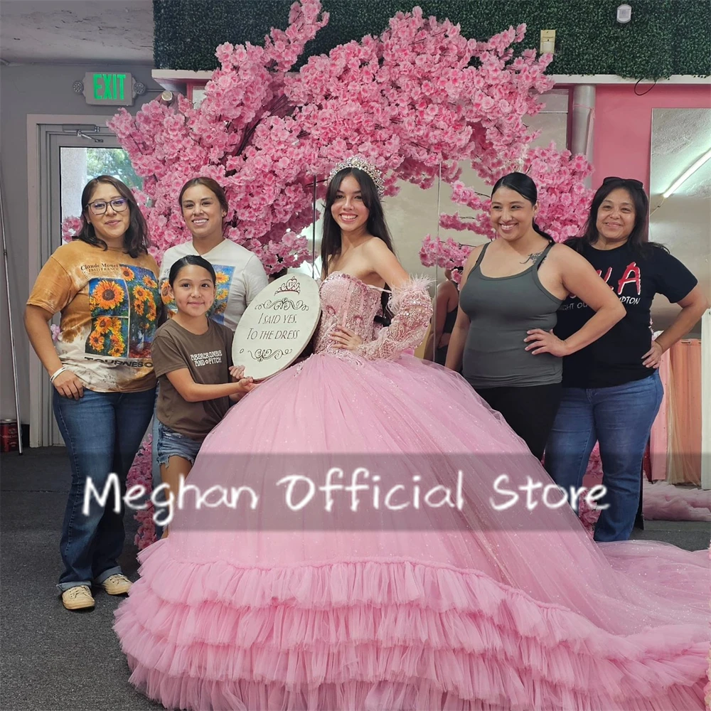 ピンクのプリンセスフェザーQuinceaneraドレス,メキシコのボールガウン,ビーズのアップリケ,誕生日のパーティードレス,袖付きのティアードフリルドレス