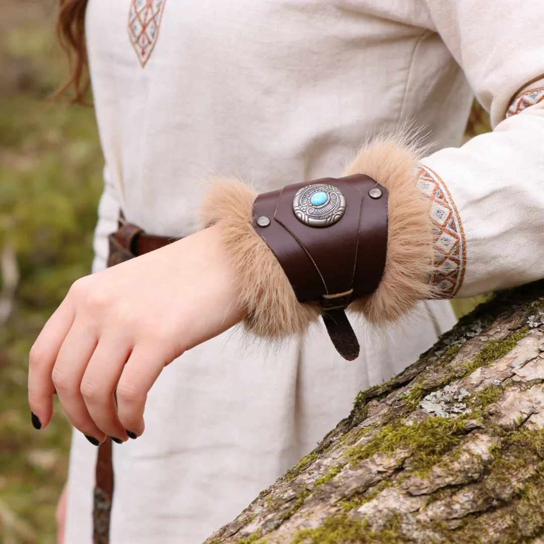 Medieval Steampunk Fur Wristband Leather Armor Bracer Viking Knight Gauntlet Bracers Renaissance Cosplay Costume Props 1pc