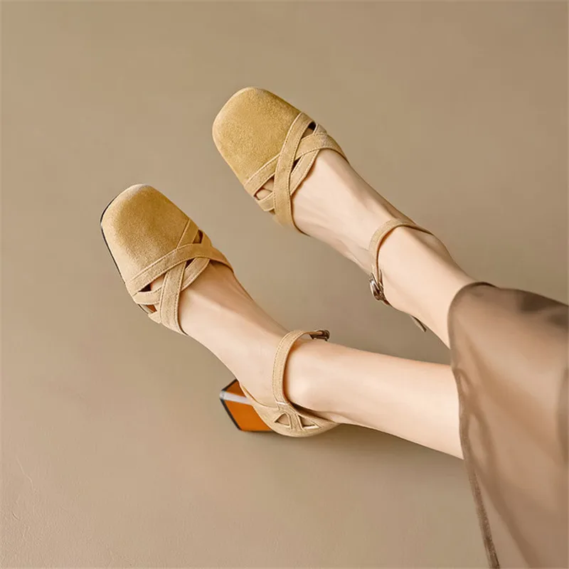 

Новые летние сандалии, сандалии с закрытым носком для женщин, сандалии из овечьей замши, модные женские туфли-гладиаторы в стиле ретро с квадратным носком на массивном каблуке