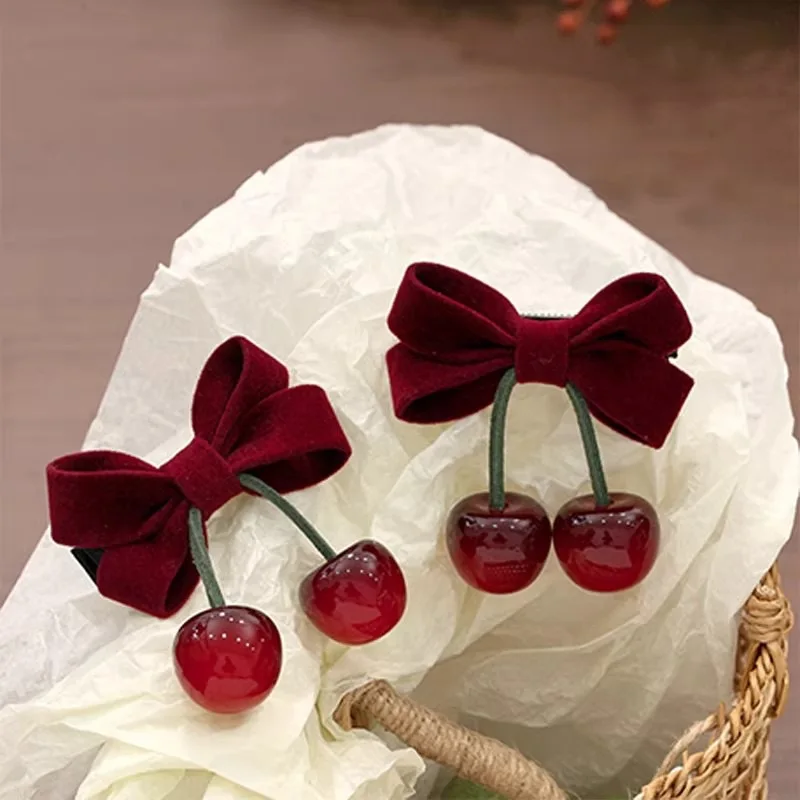 Niedliche rote Samtschleife mit Kirschen, elastische Haarspange/Haargummi – perfekt für festliche Party-Looks – Detail 6