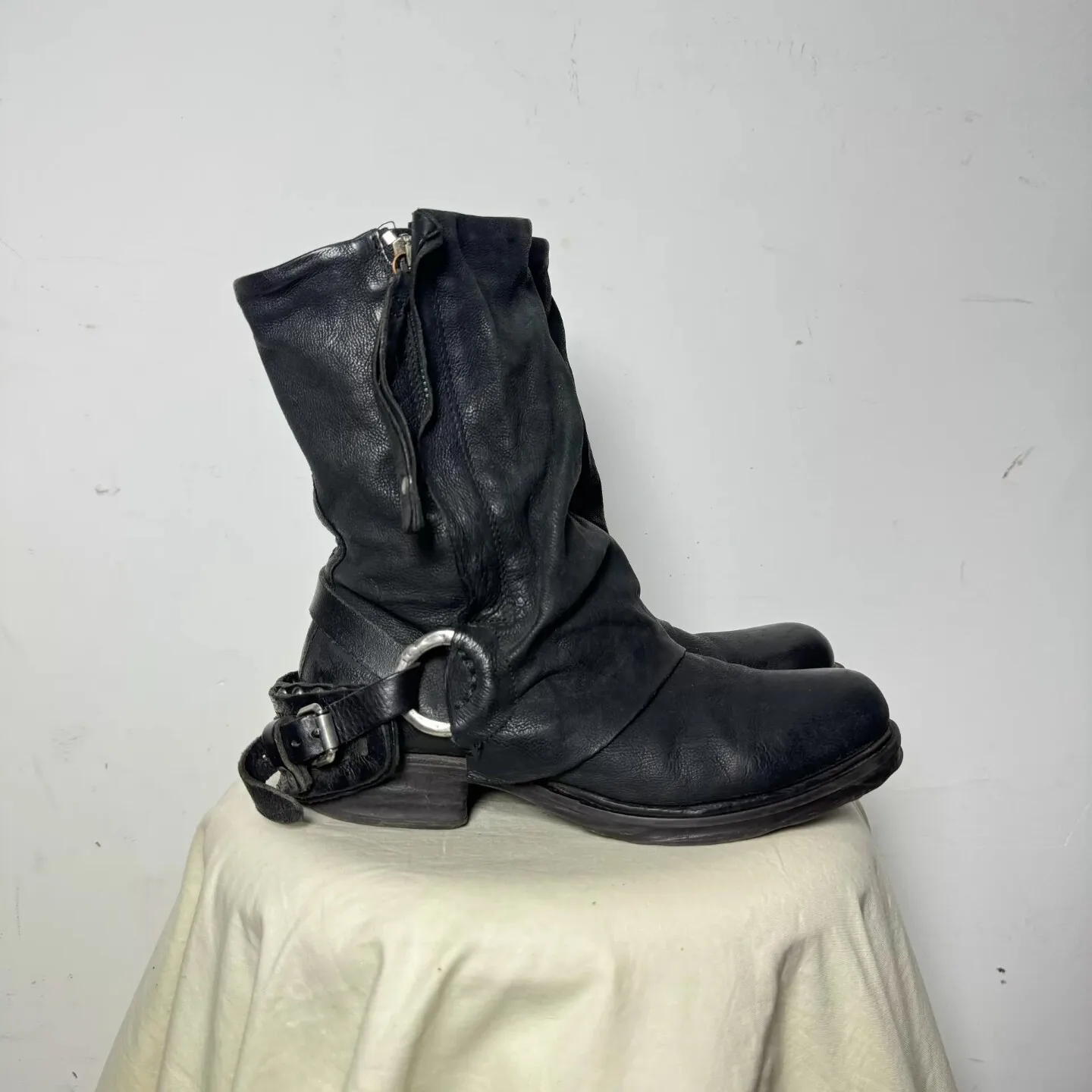 Women Men Washed Distressed Leather Biker Ankle Boots Round Toe Metal Buckle Zipper Block Heel Casual Streetwear Shoes for Men