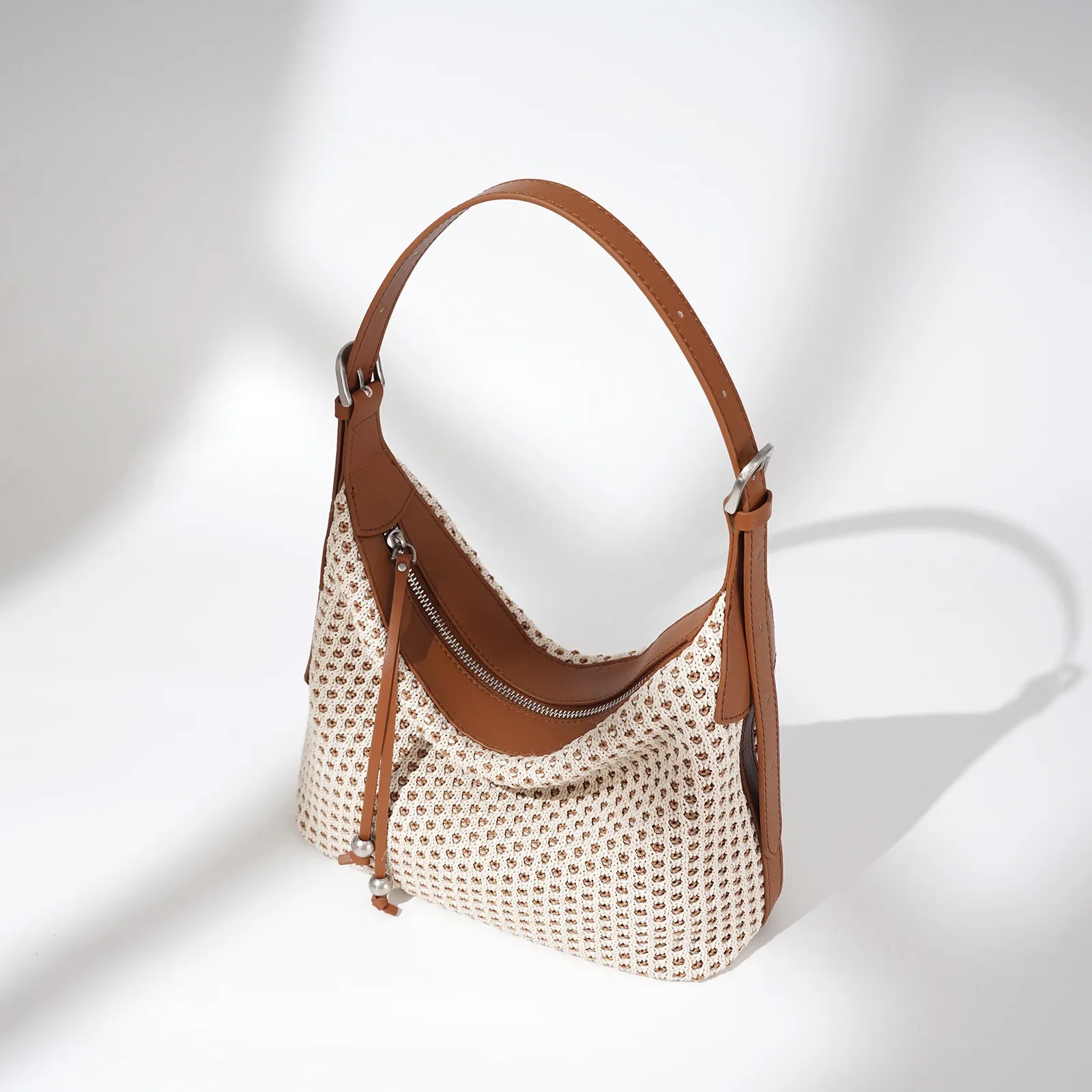 

Элегантная текстурированная кожаная сумка-тоут с модным дизайном и вместительным внутренним пространством, также предназначенная в качестве универсальной сумки для поездок и сумки для подгузников для женщин.