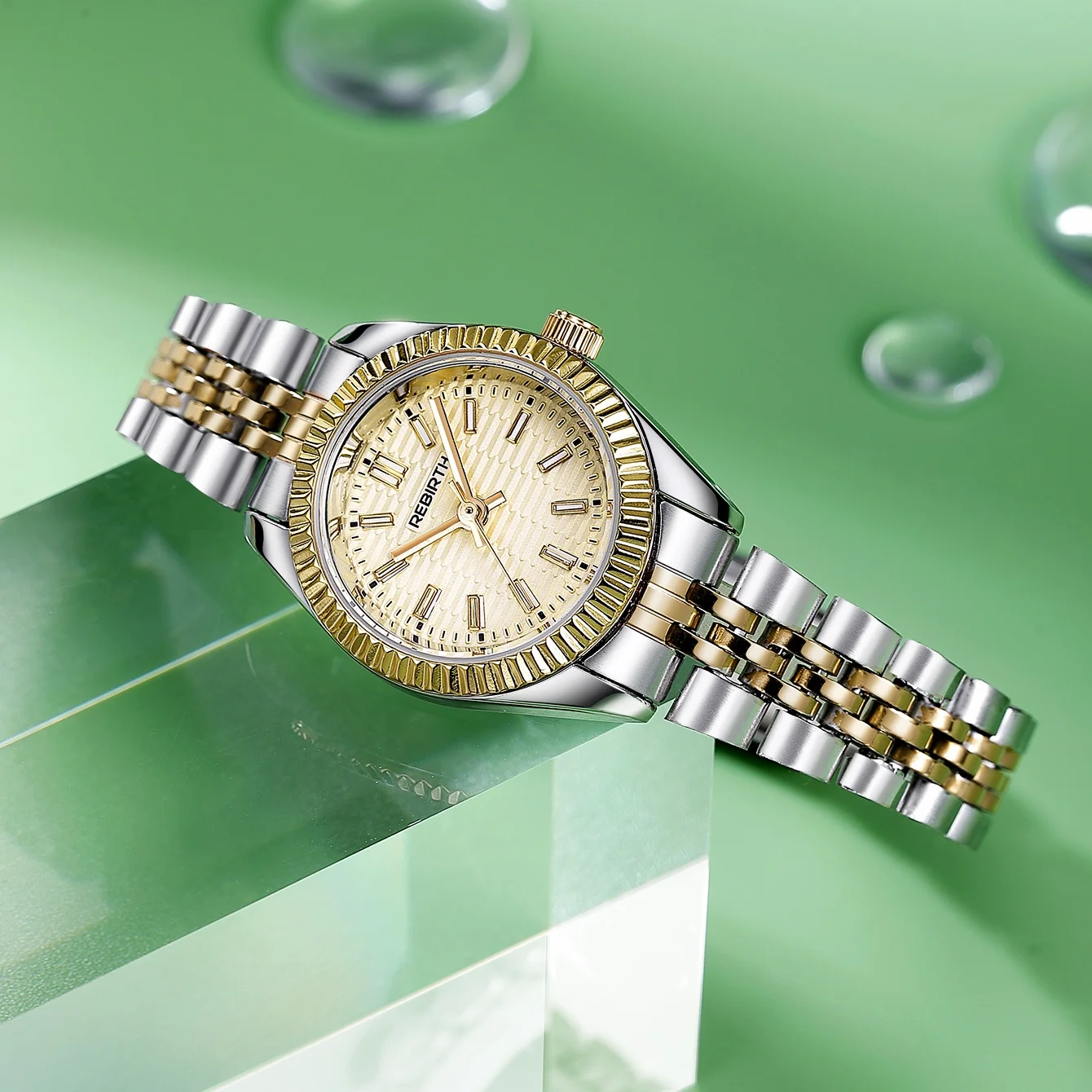 ساعة نسائية أنيقة على مكان العمل وبسيطة بحزام من الفولاذ المقاوم للصدأ