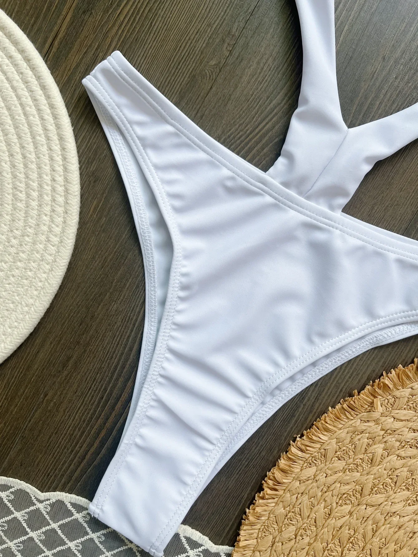 Costume da bagno intero sexy ritagliato Halter senza schienale Costumi da bagno donna Patchwork di perle Perizoma Costume da bagno Rosso Bianco Beachwear Monokini