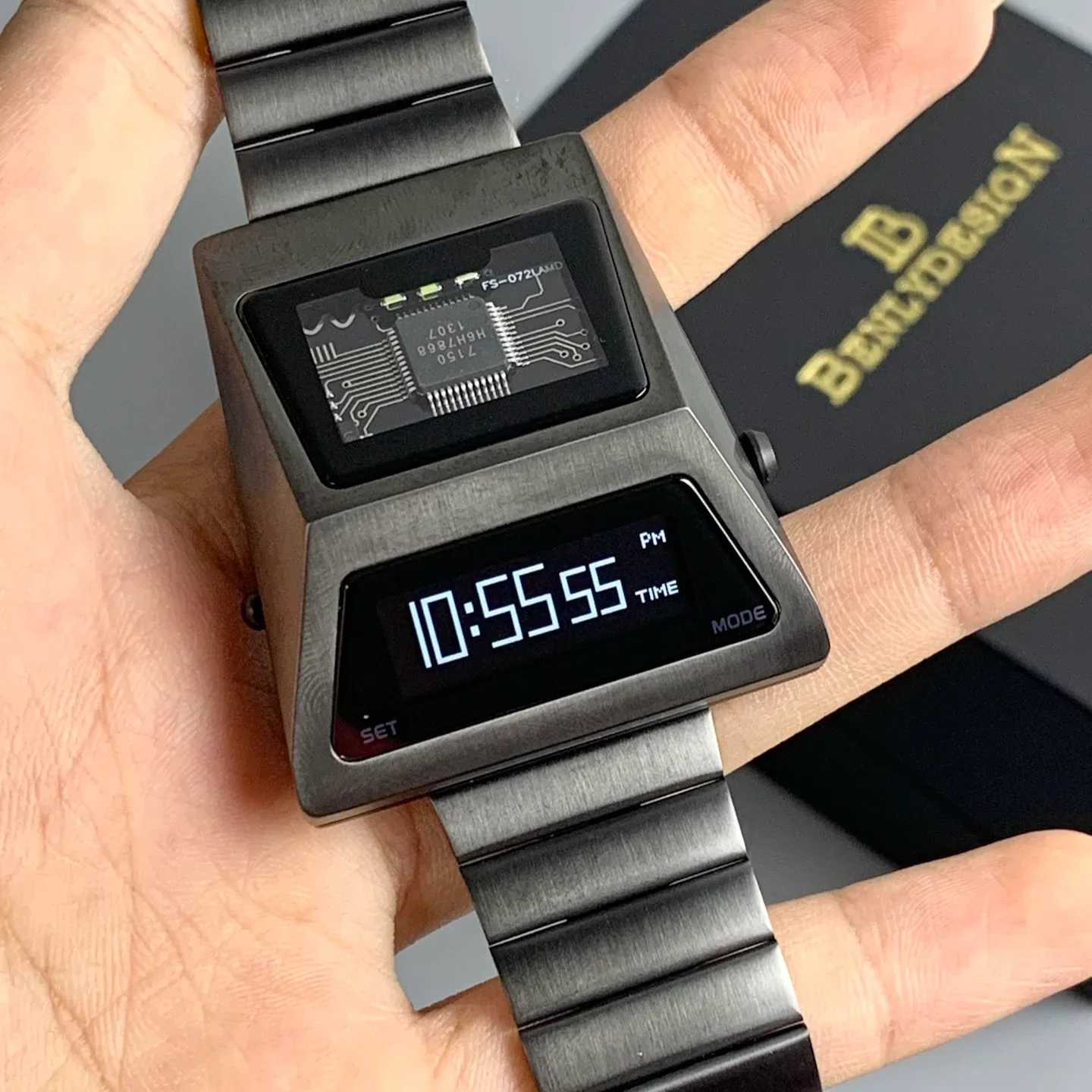 BENLYDESIGN Computron ساعة للرجال شاشة OLED بالطاقة الشمسية ساعة رقمية للرجال رفع إلى الاستيقاظ شاشة ساعة Cyberpunk ستانلس S3000-C