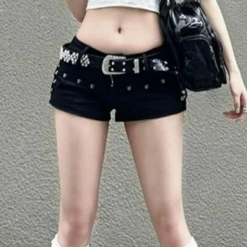Y2K 펑크 블랙 로우 웨이스트 데님 핫팬츠 여성 여름 섹시 타이트 핫팬츠 아메리칸 배디 스타일 스터드 스트릿웨어 바지 신상