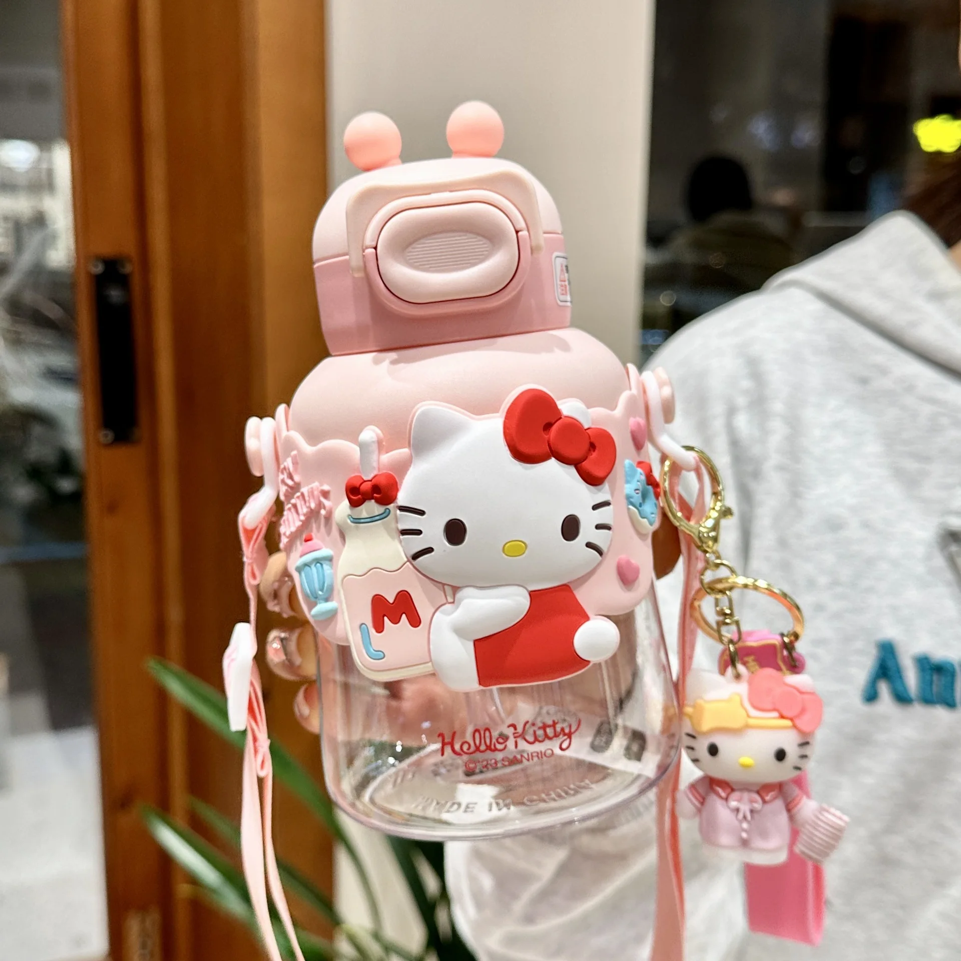 Botella de plástico con dibujos animados para estudiantes, botella de agua de gran capacidad, bonita, Sanrio, Kuromi, Melody Kitty, Cinnamoroll, Pochacco, 700ML