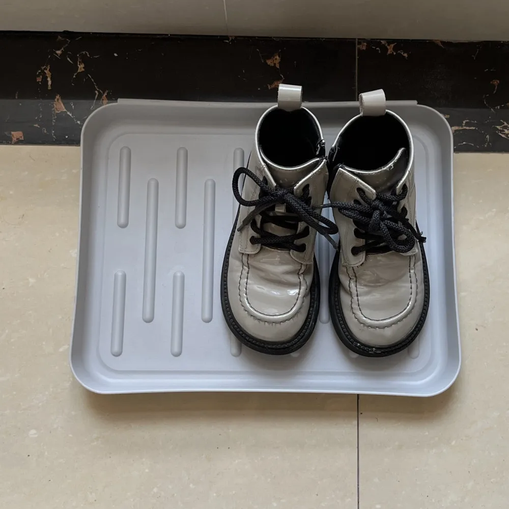 Tapis de sol en plastique imperméable pour chaussures boueuses, idéal pour garage, jardin, entrée, tapis de protection de sol robuste et organisateur.