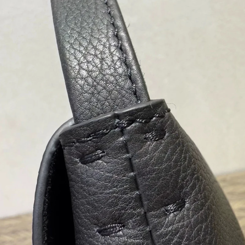 حقائب صغيرة من الجلد الطبيعي بأحرف أولية مخصصة للنساء، حقائب يد ومحافظ فاخرة من تصميم مصممين 2026، جديدة في حقيبة معصم مزخرفة بأزرار من جلد البقر الطبيعي جودة عالية ًالشحن مجانا وصول الشحن السريع #5