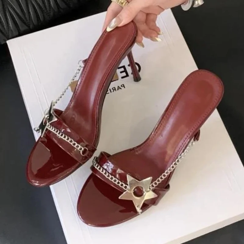 

Модные пикантные тапочки на каблуке с металлической цепочкой, сандалии, женские летние шлепанцы, модельные туфли, роскошные брендовые дизайнерские сандалии на каблуке