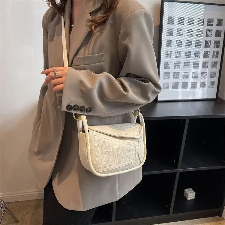 Bolsa quadrada pequena retrô feminina premium 2025, nicho portátil, versátil para deslocamento, bolsa mensageiro de ombro único