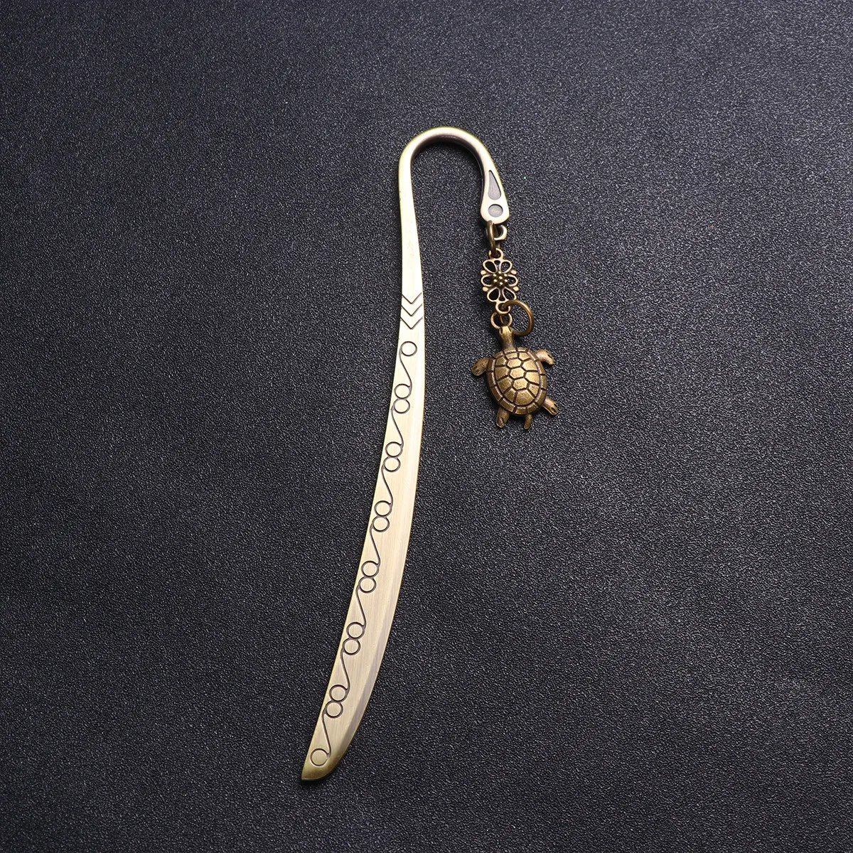 

1Pcs Vintage Style Metal Bookmark Little Turtle Shaped Animal Design Bookmark with Eye Catcher Grip Perfect for Readers Students