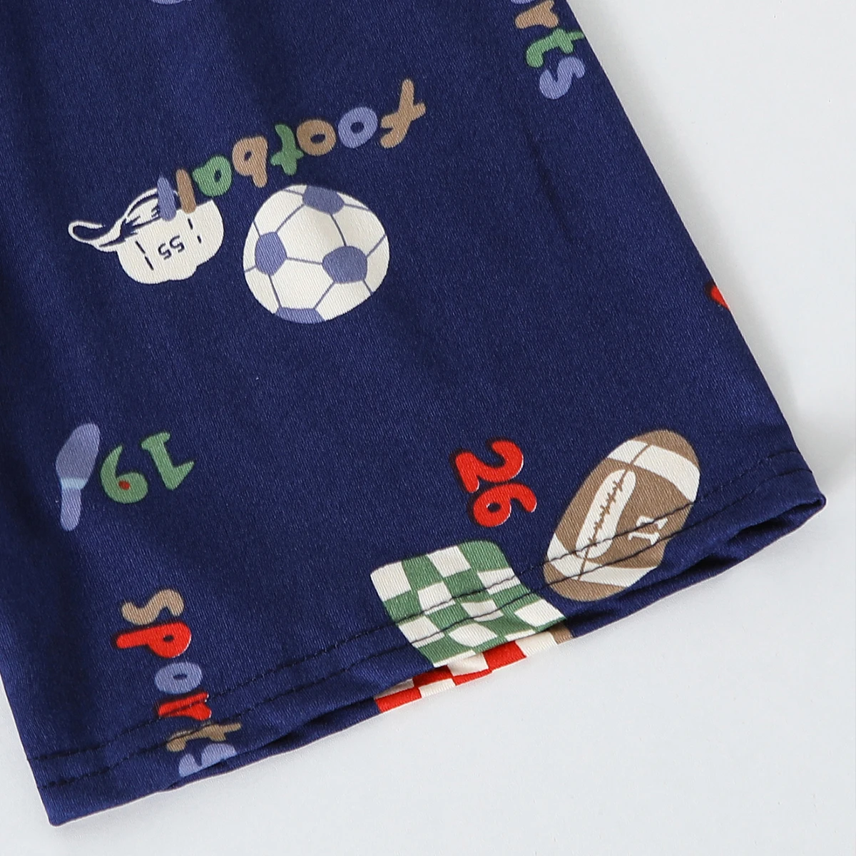 3-teiliges, bequemes Set mit niedlichem Fußball-Print für Kinder, Rundhals-Kurzarm-Top für Jungen und Mädchen, Shorts mit elastischem Bund – Detail 9