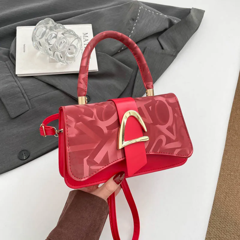 

Новая нишевая квадратная сумка из искусственной кожи, женская повседневная универсальная сумка через плечо для осенне-зимнего повседневного использования